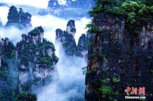 張家界武陵源雨后云海景觀。