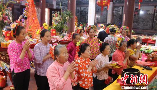 6月2日，福建泉州蟳浦媽祖宮廟——順濟(jì)宮重修落成慶典儀式舉行，蟳浦村女性集體拜媽祖。　廖靜 攝