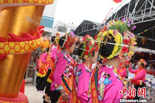 6月2日，福建泉州蟳浦媽祖宮廟——順濟(jì)宮重修落成慶典儀式舉行，蟳埔女頭上戴著鮮花串成的“簪花圍”成了“移動(dòng)的花海”。　廖靜 攝