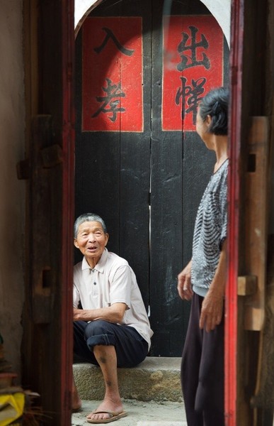 5月27日，埭美村兩位老人在午后閑聊