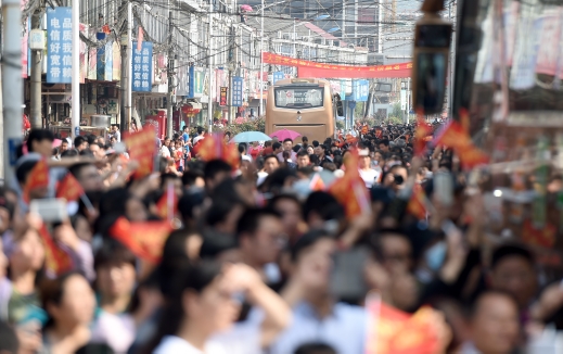 新華社照片，毛坦廠（安徽），2016年6月5日
    毛坦廠送考——學(xué)生減少場(chǎng)面依舊
    6月5日，送考車(chē)隊(duì)駛離學(xué)校。
    當(dāng)日，安徽省六安市毛坦廠鎮(zhèn)毛坦廠中學(xué)（含金安中學(xué)）的近千名高三學(xué)生從學(xué)校分乘19輛大巴，出發(fā)前往六安市的高考考點(diǎn)，參加即將到來(lái)的全國(guó)高考。從各地趕來(lái)的學(xué)生家長(zhǎng)和當(dāng)?shù)鼐用駧浊嗽趯W(xué)校門(mén)口送別考生，祝福他們?nèi)〉煤贸煽?jī)。
    毛坦廠中學(xué)（含金安中學(xué)）每年高考前的送考都是當(dāng)?shù)匾粋€(gè)重要活動(dòng)。近年來(lái)，送考規(guī)模逐漸減小，送考學(xué)生人數(shù)從高峰的萬(wàn)余名減少到近千名，送考大巴也從高峰時(shí)期的70輛下降到今年的19輛，但送考場(chǎng)面依舊熱鬧。
    新華社記者 郭晨攝