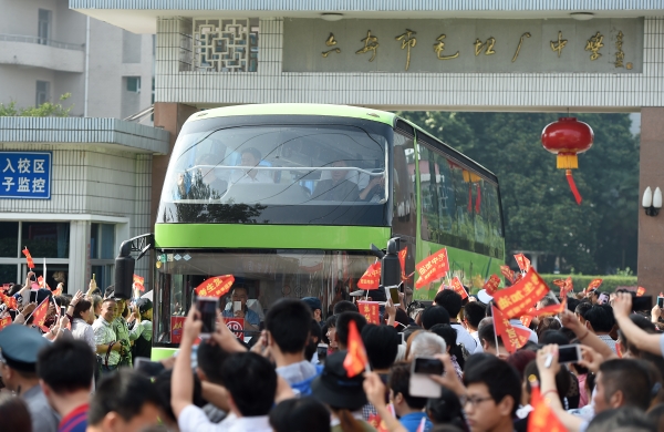 新華社照片，毛坦廠（安徽），2016年6月5日
    毛坦廠送考——學(xué)生減少場面依舊
    6月5日，送考車隊駛離學(xué)校。
    當(dāng)日，安徽省六安市毛坦廠鎮(zhèn)毛坦廠中學(xué)（含金安中學(xué)）的近千名高三學(xué)生從學(xué)校分乘19輛大巴，出發(fā)前往六安市的高考考點，參加即將到來的全國高考。從各地趕來的學(xué)生家長和當(dāng)?shù)鼐用駧浊嗽趯W(xué)校門口送別考生，祝福他們?nèi)〉煤贸煽儭?    毛坦廠中學(xué)（含金安中學(xué)）每年高考前的送考都是當(dāng)?shù)匾粋€重要活動。近年來，送考規(guī)模逐漸減小，送考學(xué)生人數(shù)從高峰的萬余名減少到近千名，送考大巴也從高峰時期的70輛下降到今年的19輛，但送考場面依舊熱鬧。
    新華社記者 郭晨攝