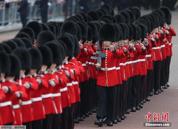 英國女王90大壽慶典 皇家衛(wèi)兵齊刷刷帥氣亮相