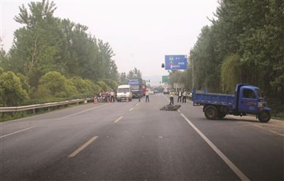 今年5月15日，在南京浦口花旗104國道寧淮高速高架橋下發(fā)生了一起車禍，19歲的男子羅某無證駕駛三輪汽車出事故致摩托車司機身亡，母親莊某愛子心切，為兒頂包，試圖“蒙混過關”，卻沒有逃過辦案民警的火眼金睛，最終被浦口交警識破。目前，羅某因涉嫌交通肇事逃逸已被刑事拘留。