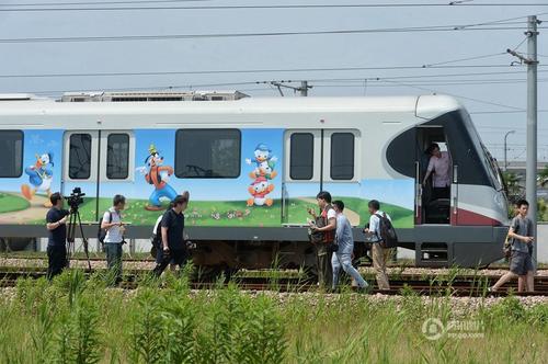 2016年6月14日，上海地鐵迪士尼主題列車在地鐵川楊河基地正式亮相，該車身及車廂內部噴有迪士尼經典卡通人物形象，包括米老鼠、唐老鴨等，該主題列車將于16日中午正式運行。賴鑫琳 攝