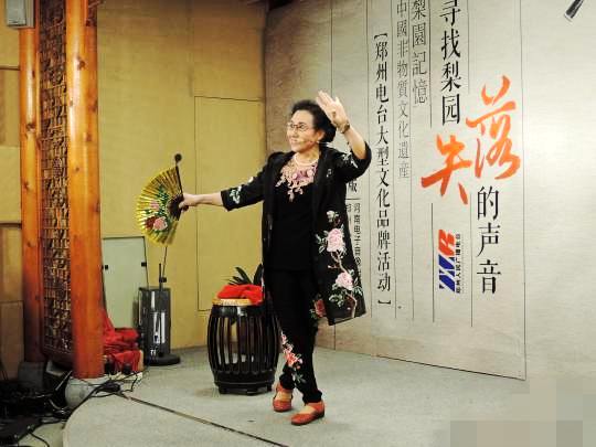 盡管已經(jīng)78歲，舞臺(tái)上的李素芹唱功、表演不減當(dāng)年?！№n章云 攝