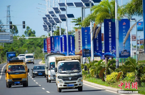 6月24日，海南省文昌市旅游大道的太陽(yáng)能路燈桿上懸掛著火箭“首發(fā)”宣傳廣告。長(zhǎng)征七號(hào)運(yùn)載火箭發(fā)射日期臨近，中國(guó)首個(gè)濱海航天發(fā)射中心——文昌航天發(fā)射場(chǎng)所在地海南省文昌市龍樓鎮(zhèn)將迎來(lái)“首發(fā)”，中國(guó)的“卡納維拉爾角”正揭開(kāi)神秘面紗。中新社記者 駱云飛 攝