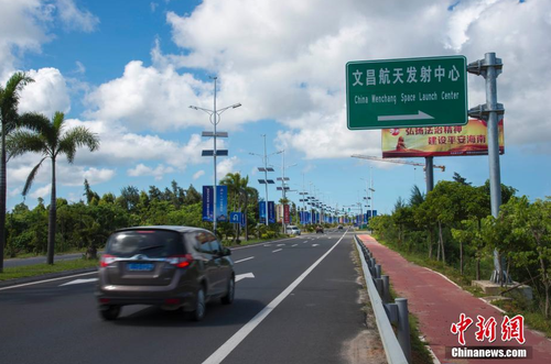 6月24日，文昌航天發(fā)射中心的路牌矗立在海南省文昌市旅游大道旁。長征七號運(yùn)載火箭發(fā)射日期臨近，中國首個濱海航天發(fā)射中心——文昌航天發(fā)射場所在地海南省文昌市龍樓鎮(zhèn)將迎來“首發(fā)”，中國的“卡納維拉爾角”正揭開神秘面紗。中新社記者 駱云飛 攝