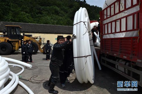 7月3日，在山西沁和能源集團中村煤業(yè)有限公司，救援人員在搬運救援物資。