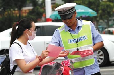 近日，江蘇灌云交警在街邊派發(fā)“優(yōu)惠券”。