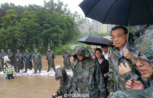 李克強(qiáng)冒大雨赴武漢長江干堤管涌現(xiàn)場 指揮救災(zāi)