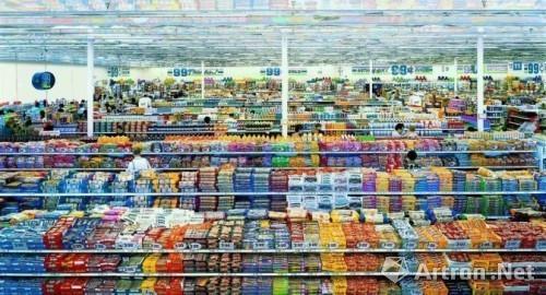 Andreas Gursky（安德烈亞斯?古爾斯基）《99 Cent II Diptychon》（《99美分》）（2001），2007年2月在倫敦蘇富比拍賣會拍得335萬美元。