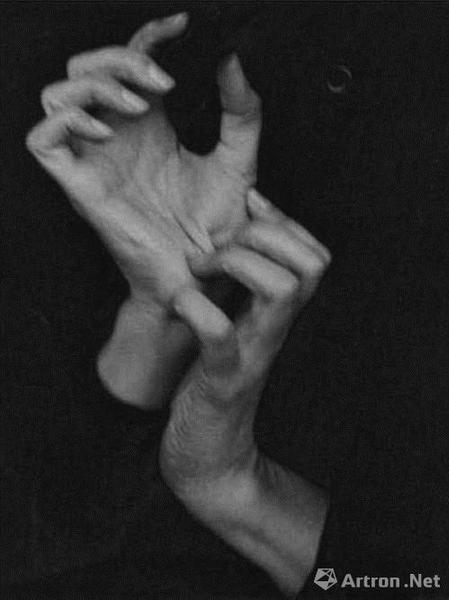 Alfred Stieglitz 《Georgia O’Keeffe （Hands） 》（1919），2006年2月在紐約蘇富比拍賣會拍得147萬美元。