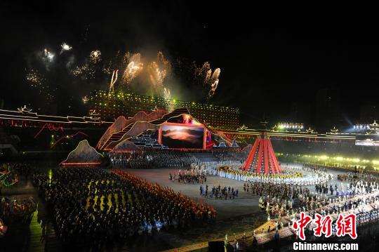 黔東南苗族侗族自治州建州60周年慶祝大會(huì)暨2016首屆“中國(guó)民族文化旅游·黔東南峰會(huì)”文藝演出活動(dòng)23日晚舉行?！≠R俊怡 攝