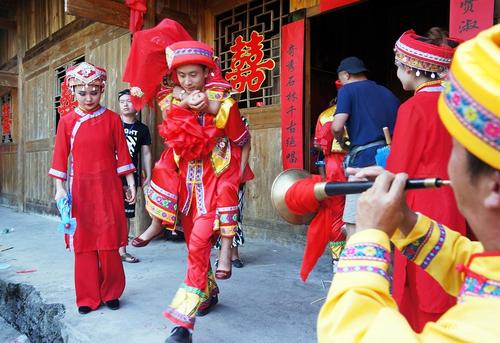 2016年8月13日，一年一度的土家族特色相親節(jié)--恩施女兒會舉行，超過8萬人觀看了土家族特色的定親儀式、迎親儀式和婚禮儀式。被譽(yù)為“東方情人節(jié)”的女兒會，是土家族人民自己的七夕節(jié)，距今已有數(shù)百年的歷史。萬李 蔣盼