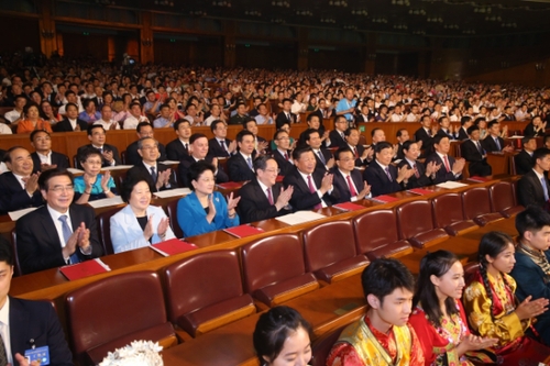 8月18日晚，第五屆全國少數(shù)民族文藝會演開幕式文藝晚會在北京人民大會堂隆重舉行，習(xí)近平、李克強、俞正聲、劉云山等黨和國家領(lǐng)導(dǎo)人出席觀看。姚大偉