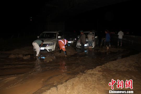 被困車主也加入到救援行動(dòng)中?！⊥粲?攝