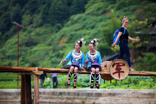 侗族群眾身著民族盛裝，開展祭薩、鼓樓對歌、侗族大歌匯演等民俗活動。1