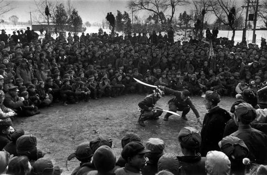 1957年，在北京北郊的村子里，由工農(nóng)合作社組織的慶祝農(nóng)歷新年的表演，由京劇演員和農(nóng)民共同參演。