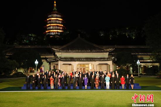 9月4日，國家主席習(xí)近平和夫人彭麗媛在杭州西子賓館舉行宴會，歡迎出席二十國集團領(lǐng)導(dǎo)人杭州峰會的外方代表團團長及所有嘉賓。圖為習(xí)近平和彭麗媛同外方代表團團長及其配偶在室外草坪合影留念。 <a target='_blank' href='http://www.chinanews.com/'>中新社</a>記者 盛佳鵬 攝