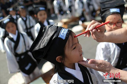 　　8月31日百余小學(xué)新生在南京夫子廟大成殿前“開(kāi)筆破蒙”，通過(guò)向孔子像行禮、誦讀《論語(yǔ)》、學(xué)寫(xiě)“人”字、朱砂開(kāi)智、聆聽(tīng)?zhēng)熼L(zhǎng)寄語(yǔ)等，宣告正式成為一名學(xué)生。