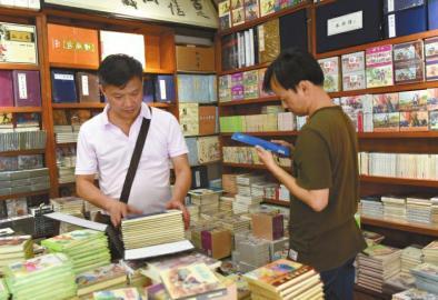 連友”在老劉的店里買書、看書，樂此不疲。