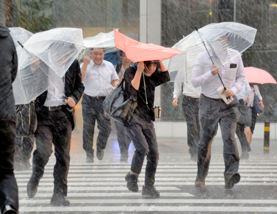 強(qiáng)臺(tái)風(fēng)橫掃半個(gè)日本暴雨成災(zāi)致36人傷2人失蹤