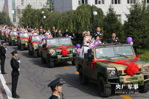 圖為婚禮車隊駛?cè)牖槎Y現(xiàn)場。陳浩  攝