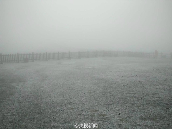 10月3日中午，長白山下起了今年入秋以來的第一場雪，預計今天下午還可能有一個降雪過程。 @央視新聞 圖