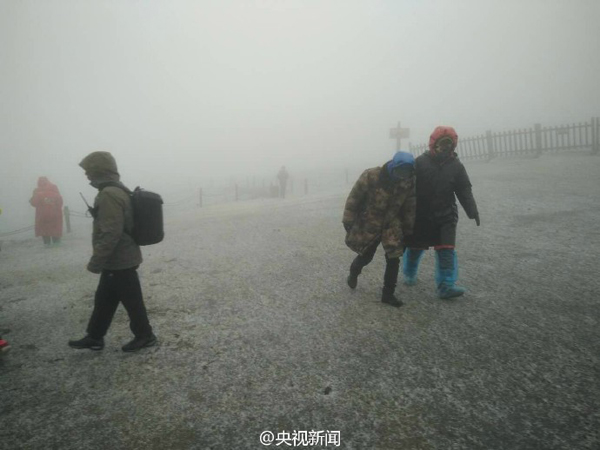 長白山下起今年入秋以來第一場雪，目前景區(qū)主峰臨時關(guān)閉