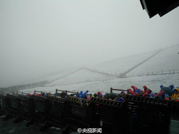 長(zhǎng)白山下起今年入秋以來(lái)第一場(chǎng)雪，目前景區(qū)主峰臨時(shí)關(guān)閉