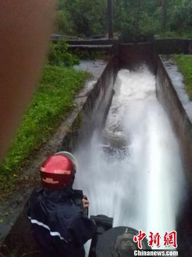 圖為?？陲L圯水庫開閘放水?！⊥踝又t 攝