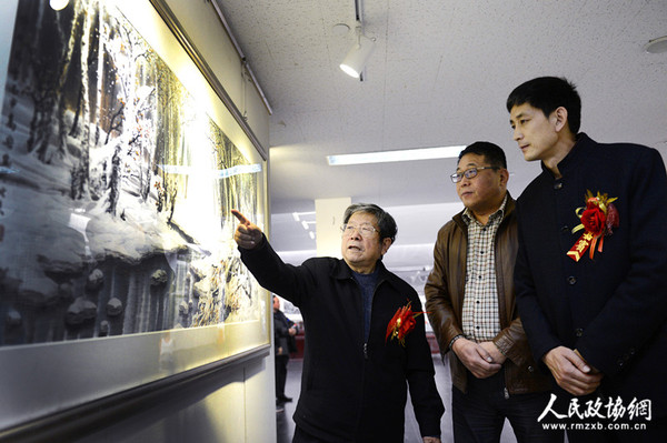 00010A0001A冰雪山水畫創(chuàng)始人、著名畫家于志學(xué)在學(xué)生高宏的畫展上和嘉賓交流冰雪畫創(chuàng)作技巧_副本