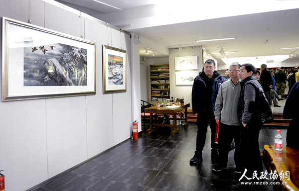 0004A高宏冰雪畫全國巡回展在京開幕，嘉賓觀賞冰雪畫作品._副本