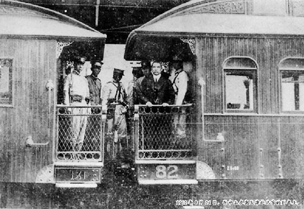 1912年8月24日，孫中山在離天津赴北京的列車上。