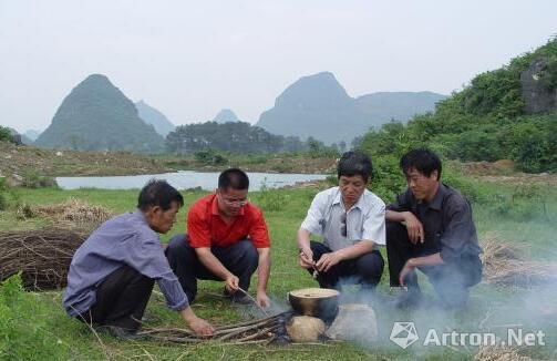 圖為中國(guó)社會(huì)科學(xué)院考古研究所考古專家在進(jìn)行“雙料混煉”考古實(shí)驗(yàn)?！铌悺z