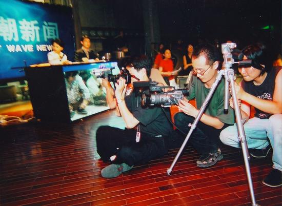 “新潮新聞”工作照 2001 Working Scene of New Wave News 2001