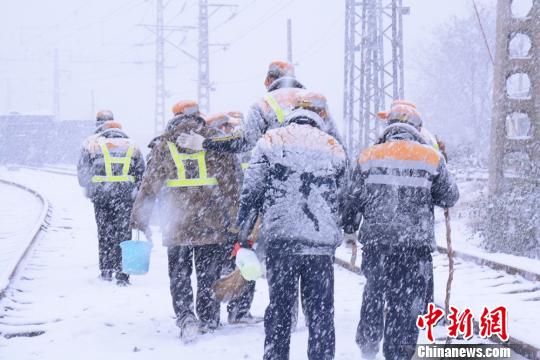 陜西迎立冬后首場(chǎng)雪鐵路部門全力開展防凍除雪