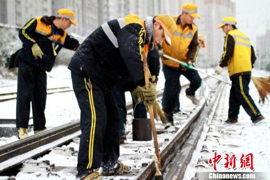 為確保隴海線客運(yùn)安全暢通西安西站全力進(jìn)行鐵軌防凍除雪工作。　鐘翰林　攝