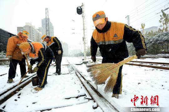 為確保隴海線客運(yùn)安全暢通西安西站全力進(jìn)行鐵軌防凍除雪工作。　鐘翰林　攝