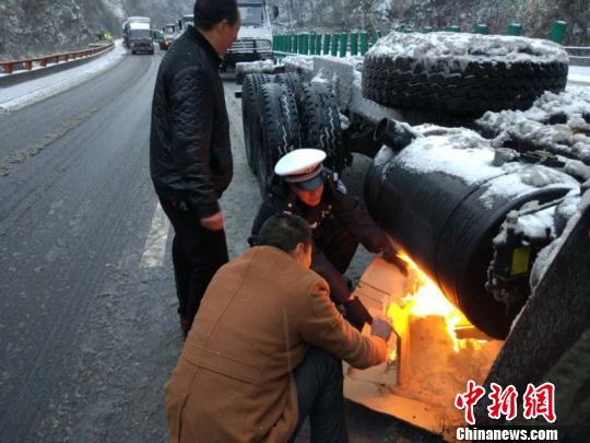 圖為高速交警對滯留車輛進(jìn)行救助。　西安交警高速大隊(duì)供圖 攝