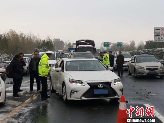 圖為高速交警對車輛進(jìn)行疏導(dǎo)。　西安交警高速大隊(duì)供圖 攝