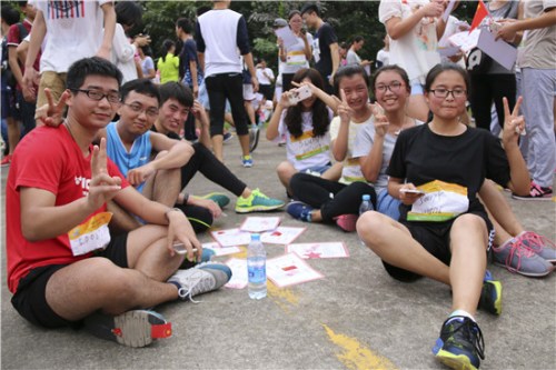  10月23日，福建師范大學(xué)，“迷馬”選手挑戰(zhàn)后在休息處合影留念，他們臉上露出挑戰(zhàn)成功的喜悅。蘇澤汗／攝