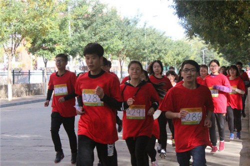  10月23日，河北民族師范學(xué)院，學(xué)院PK“迷馬”挑戰(zhàn)中，身著院服的同學(xué)們，隊(duì)形緊湊，每個(gè)人都努力奔跑。 李辰陽(yáng)／攝