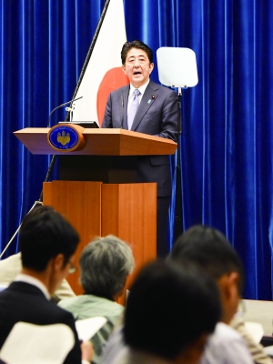 8月14日，日本首相安倍晉三向記者說(shuō)明戰(zhàn)后70周年談話的內(nèi)容與意義。新華/法新