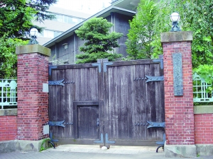 位于日本東京上野公園的東京美術(shù)學(xué)校舊址，今屬東京藝術(shù)大學(xué)