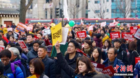 12月3日，韓國(guó)爆發(fā)“親信干政”事件后第六輪大規(guī)模集會(huì)。