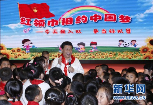 2014年5月30日上午，習(xí)近平來到北京市海淀區(qū)民族小學(xué)，參加慶祝“六一”國(guó)際兒童節(jié)活動(dòng)。這是習(xí)近平在參加少先隊(duì)入隊(duì)儀式時(shí)，向少先隊(duì)員們致以節(jié)日問候。新華社記者 鞠鵬 攝