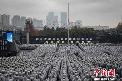 在侵華日軍南京大屠殺遇難同胞紀念館，南京大屠殺死難者清涼山叢葬地等17個叢葬地，12個社區(qū)以及愛國主義教育基地同時舉辦了悼念儀式?！°蟛?攝