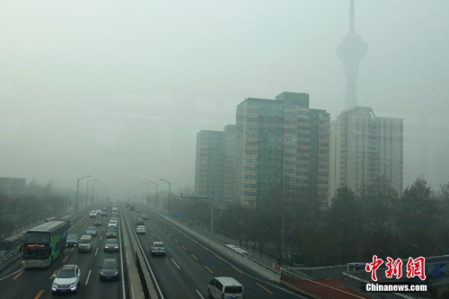 12月20日，北京西三環(huán)籠罩在霧霾中，因單雙號(hào)限行路上車輛明顯減少。<a target='_blank' href='http://www.chinanews.com/'>中新社</a>記者 盛佳鵬 攝